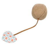 Котешка играчка Trixie Ball with heart топка с връв и прикачено сърчице, с добавена Котешка трева